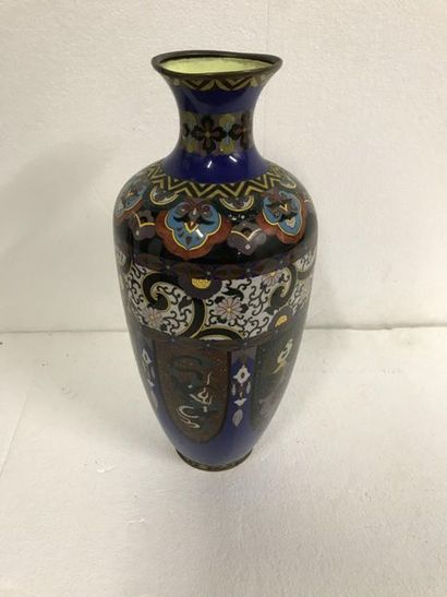 null Cloisonné vase decorated with phenix, butterflies and dragons. 

Height : 15,5...