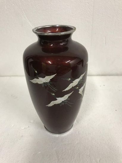 null Vase cloisonné japonais fond rouge à décor de Hérons

Signé

Hauteur : 25 c...