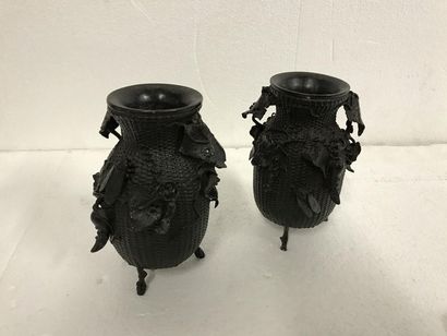null Pair of bronze tripod vases with brown patina, carved with a decoration of flowers,...
