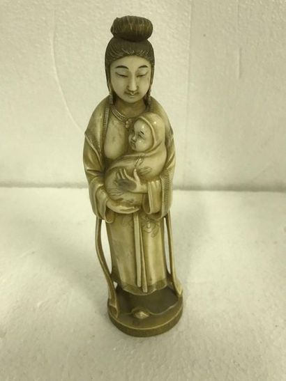 null JAPAN. Okimono representing a mother with an ivory child. 

Height: 20.2 cm