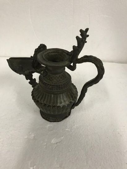 null INDE. Lampe à huile en bronze Inde, XIXème siècle.