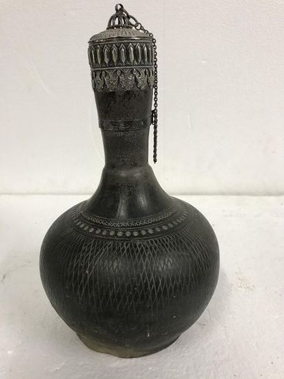 null IRAN. Vase en terre cuite brune et monture argent, style Ming

Hauteur : 32...