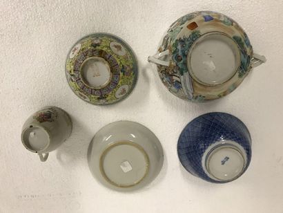 null CHINE. Lot de porcelaine comprenant un bol, deux coupe, une tasse et sa sous-tasse....