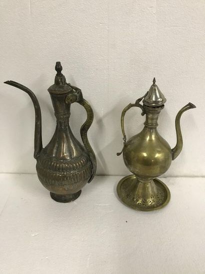 null Two brass or copper pourers. 

Islamic art around 1900

Height: 47 cm