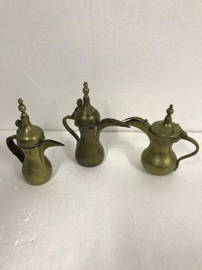 null Three signed Dala pourers, in brass and copper

Height: approx. 27 cm