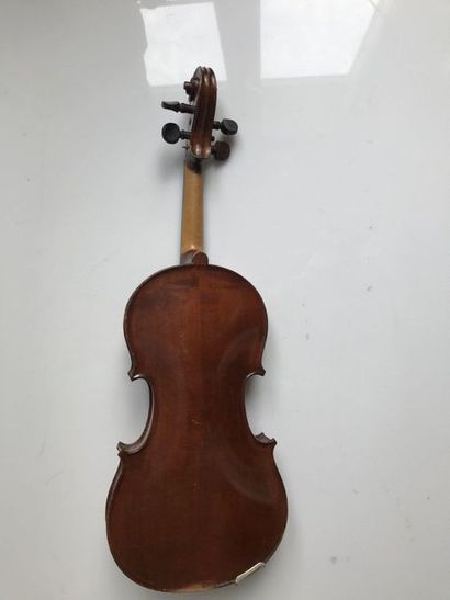 null Study violin and its case

Length : 56.5cm

Small plating accidents
