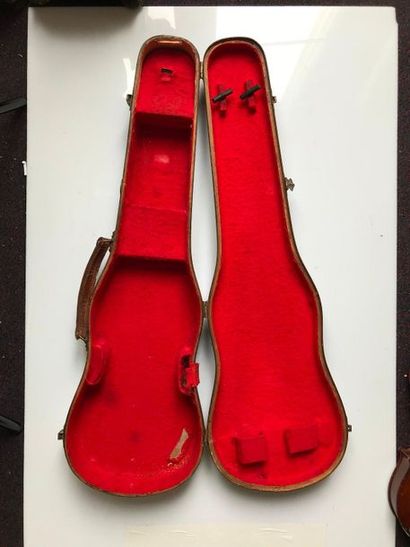 null Study violin and its case

Length : 56.5cm

Small plating accidents