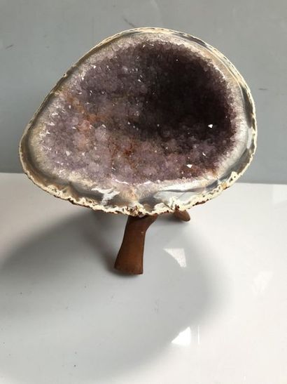 null Amethyst geode with a wooden base plate

Length: 23cm