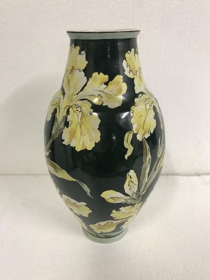 null Green vase with yellow background

Height: 40 cm