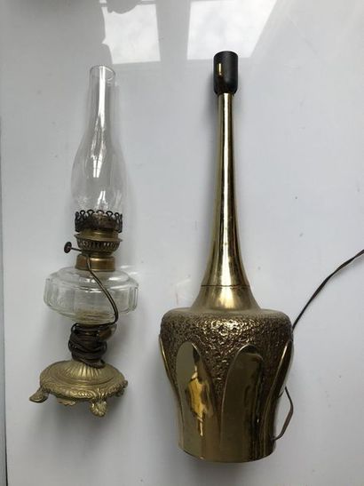 null Oil lamp glass and brass Height: 50cm

Brass lamp with hammered decoration High:...