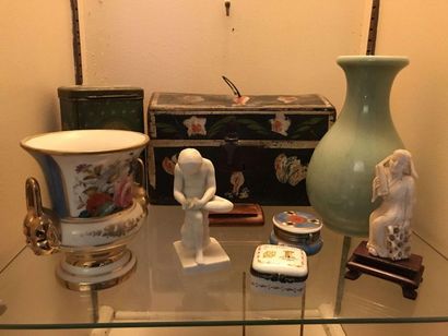 null Lot of travel souvenirs: boxes, cups, antique style bronze, miniature Asian...