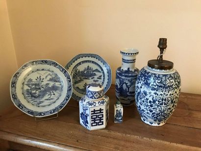 null Lot of blue and white porcelain: vase, pair of plates, covered vase. Far East,...