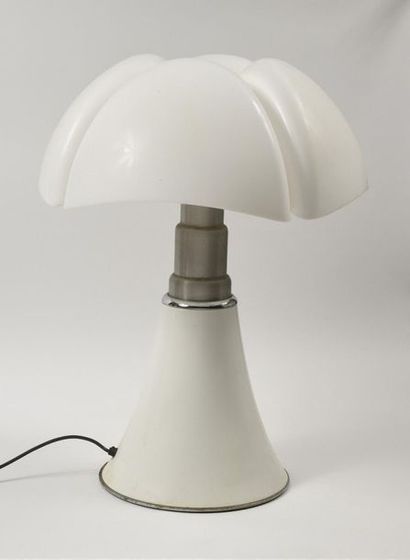 null Gae Aulenti (Née en 1927)Lampe modèle «Pipistrello» en métal laqué blanc, réflecteur...