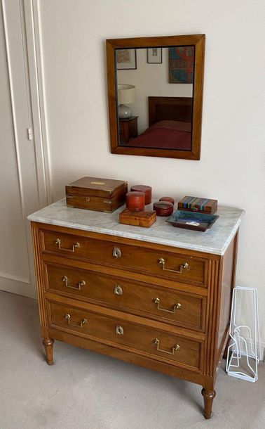 null Mahogany chest of drawers opening by three drawers, small sheath feet. Louis...