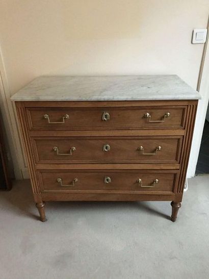 null Mahogany chest of drawers with three drawers, fluted uprights, white marble...
