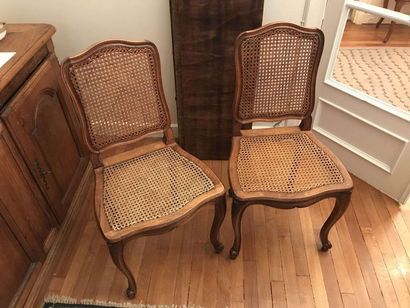 null Suite de six chaises cannées en bois naturel, pieds cambrés. Style Louis XV