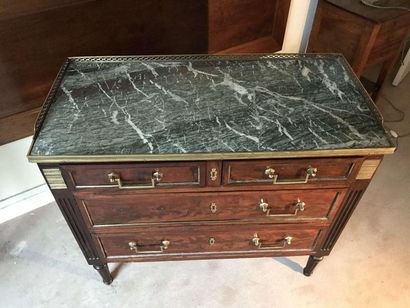 null Mahogany chest of drawers opening by 4 drawers on three rows, tapered legs,...