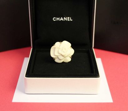 null CHANEL "Camellia" ring medium model in 18K yellow gold 750 thousandths adorned...