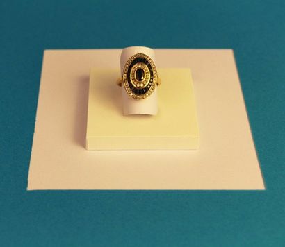 null Bague en or jaune 18K 750 millièmes ornée d’un saphir de taille ovale dans un...