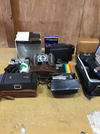 null Lot of photographic equipment and accessories including POLAROID