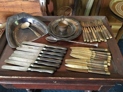 null Set of cutlery. 

It includes a crumb collector and silver plated metal sau...