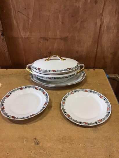 null Limoges porcelain service including plates, soup tureens. 

A dish from the...