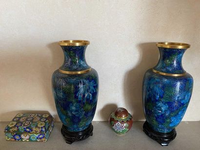 null Pair of cloisonné baluster lamps, pair of cloisonné vases, small cloisonné covered...