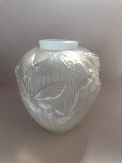 null VERLYS, glass baluster vase decorated with dragonflies.