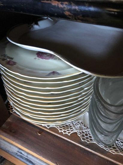 null Partie de service de table "Du Barry" en porcelaine de Limoges, plat en cristal...