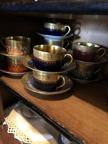 null Suite de neuf tasses et sous-tasses en porcelaine de Limoges à décor or et couleur,...