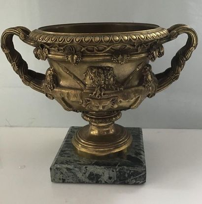 null Attributed to BARBEDIENNE

Gilt bronze Warwick cup decorated with comedy masks,...