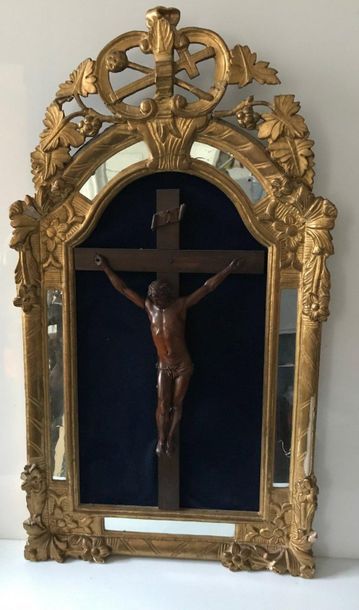 null Christ en bois sculpté XIXème dans un cadre à parclose en bois doré, sculpté...