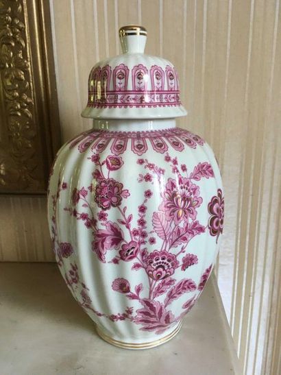 null White porcelain vase with mauve garland decoration. 

Modern work