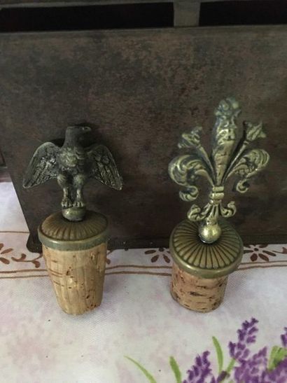 null Lot including two tin candlesticks, an iron box, a mill and two stoppers. 



A...