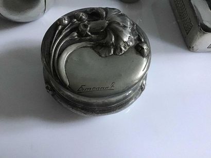 null Lot in chiselled pewter signed ERMENAULT 

(The big dented box)