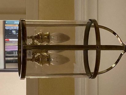 null Trois lanternes cylindriques en laiton doré à trois lumières