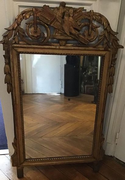 null Miroir en bois doré de style Louis XVI à décor d'un trophée composé d'oiseaux...