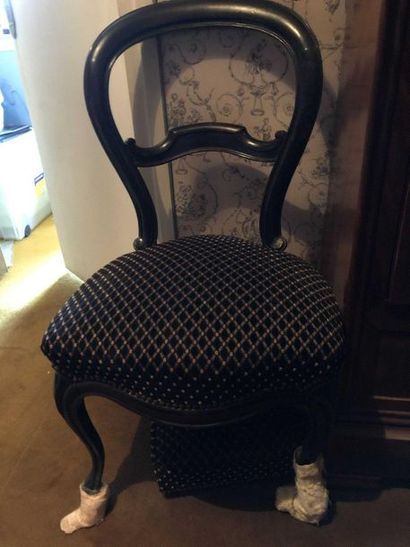 null Blackened wooden chair, velvet trim with diamond pattern. 

Louis-Philippe ...