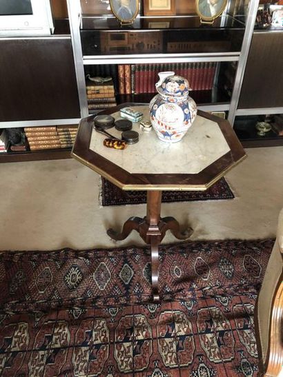 null Mahogany rack and pinion table

White marble top

nineteenth century