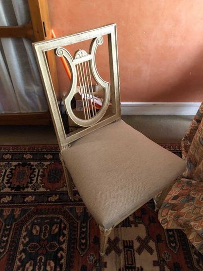 null Six chaises en bois laqué beige à dossier lyre 

Style Louis XVI
