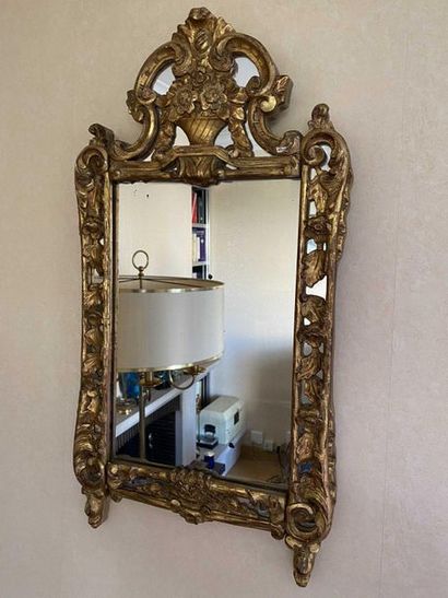 null Miroir en bois doré à décor de panier fleuri. Composé d’élément ancien. 80x...