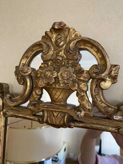 null Mirror in gilded wood with a floral basket decoration. Composed of old element....