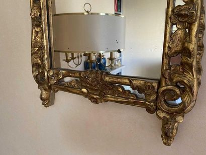 null Miroir en bois doré à décor de panier fleuri. Composé d’élément ancien. 80x...