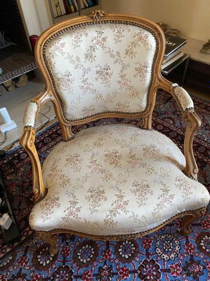null Pair of convertible armchairs in natural wood decorated with flowers. Louis...