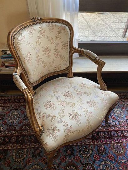 null Pair of convertible armchairs in natural wood decorated with flowers. Louis...