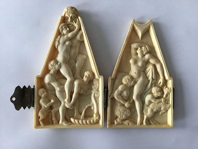 null Two carved ivory plates joined together in dyptic, presenting an erotic scene.
XIXth...