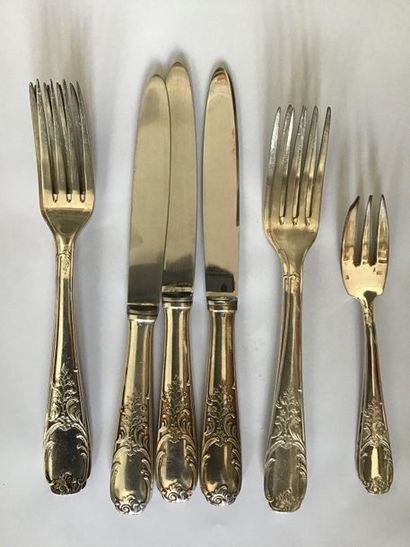 null Silver-plated metal cutlery with acanthus leaf motif.