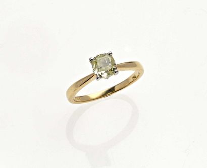 null 119 Solitaire en or jaune 18K 750 millièmes ornée d’un diamant de taille coussin...