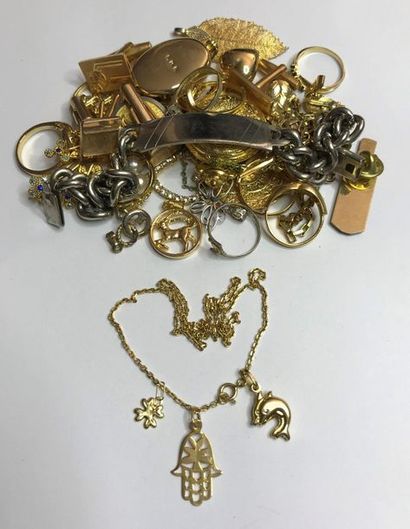 null 244 Lot de bijoux fantaisies en métal doré. On y joint un collier en or jaune...