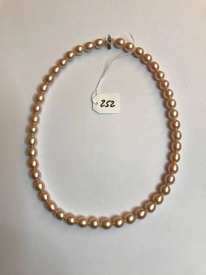 null 252 Collier de perles de culture de 8 mm de moyenne de forme oblong rosée. Manque...